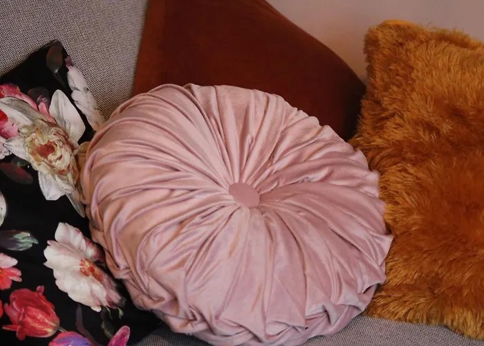 Tiny House In De Boomgaard בית הארחה